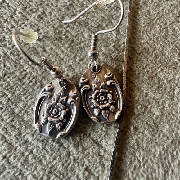 Bundle of art nouveau style earrings and necklace in silver tone - Picture 4 of 12